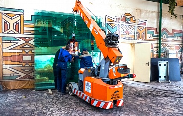 Монтаж стекла в стесненных условиях мини-краном АРЛИФТ